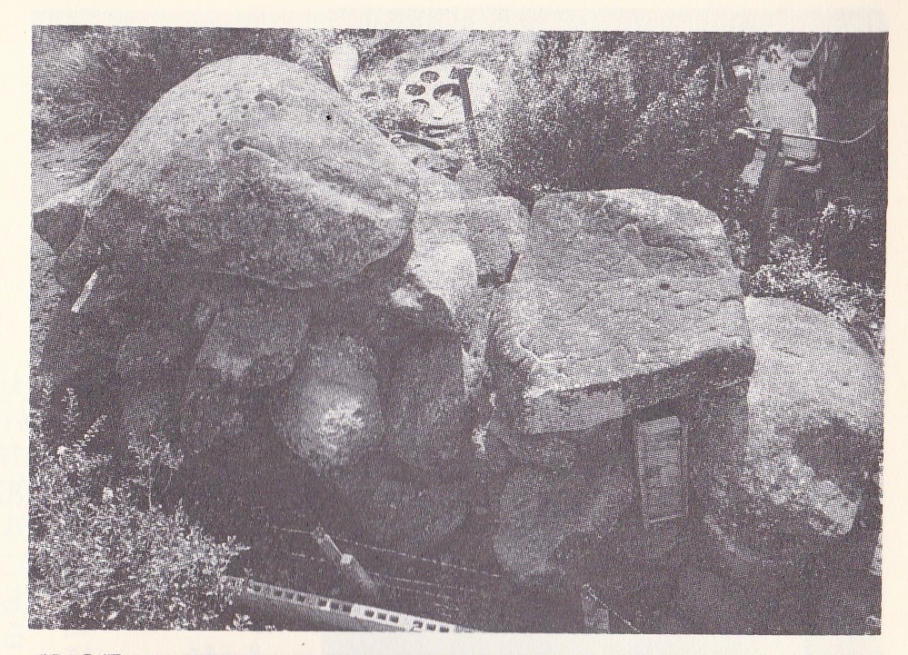 ガランドヤ古墳の外景。墳墓は崩れているが、赤い彩色の跡が残って井ryという。