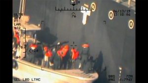 不発機雷の処理をする写真