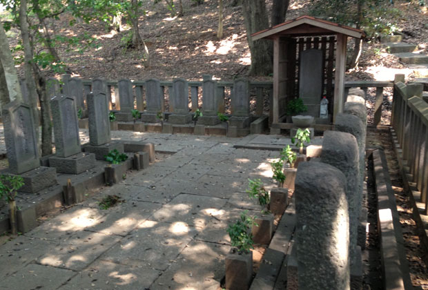 興宗寺にある四十七士のお墓