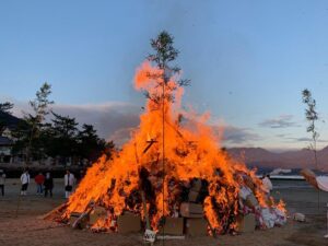 厳島神社のどんど焼き