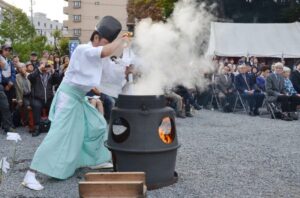 神奈川県藤沢市・白畑神社の湯立神楽