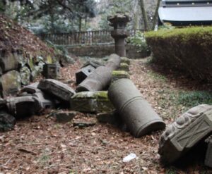 地震の揺れで倒壊した「瑞鳳殿」の石灯籠＝１４日、仙台市青葉区（塔野岡剛撮影）