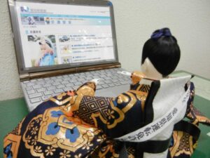 パソコンを使う男雛（おびな）「福よせ雛」は名古屋市が発祥だとのこと。愛知・名古屋の観光ナビ