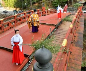日光二荒山（ふたあらさん）神社の神橋で12日、1年間の汚れを落とす年末恒例の「すす払い」が行われた。
