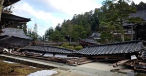 地震で破壊された総持寺