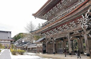 復興した総持寺の山門