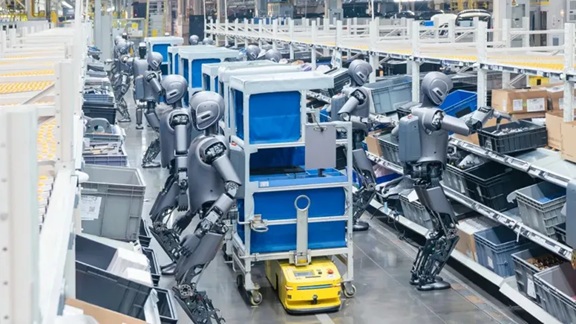 集団で作業する中国のヒューマノイドロボット